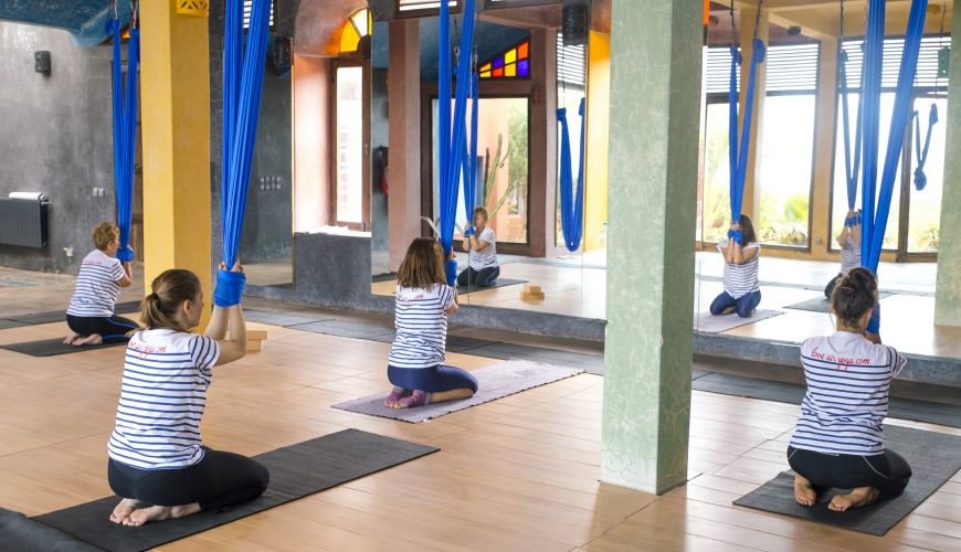 cours-yoga-aerien-retraite-maroc-airyoga-massage-spa-ksarmassa-meditation-asana