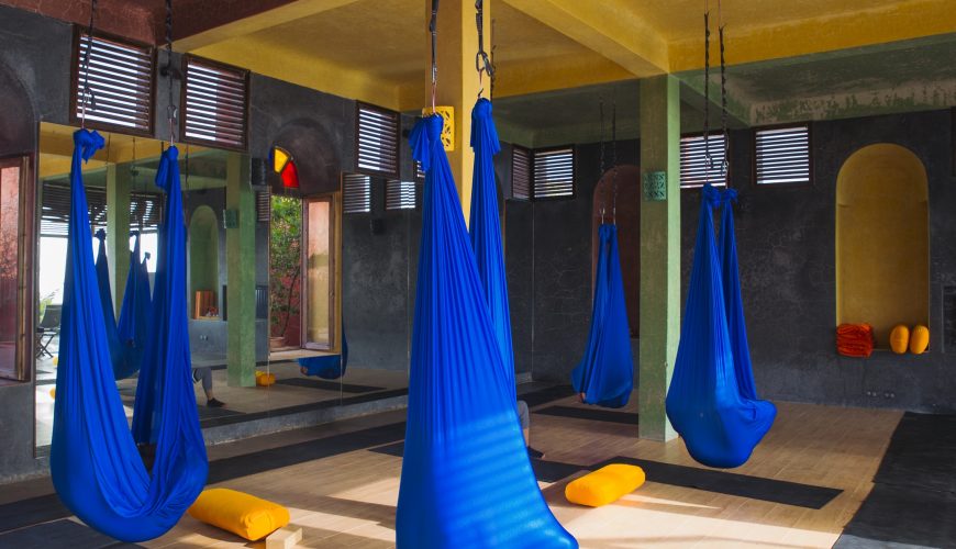 cours-yoga-aerien-retraite-maroc-airyoga-massage-spa-ksarmassa-meditation-asana-yoga-hamac-bienfait