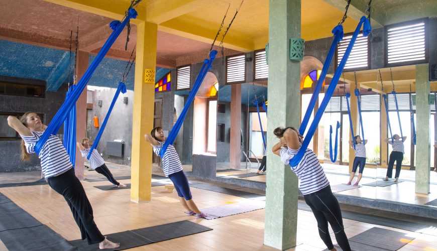 cours-yoga-aerien-retraite-maroc-airyoga-massage-spa-ksarmassa-meditation-asana