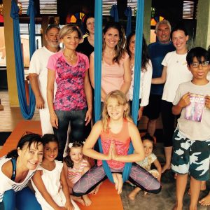 farida-bennani-cours-yoga-aerien-retraite-maroc-airyoga-massage-spa-ksarmassa-meditation-juillet-2019-parent-enfant