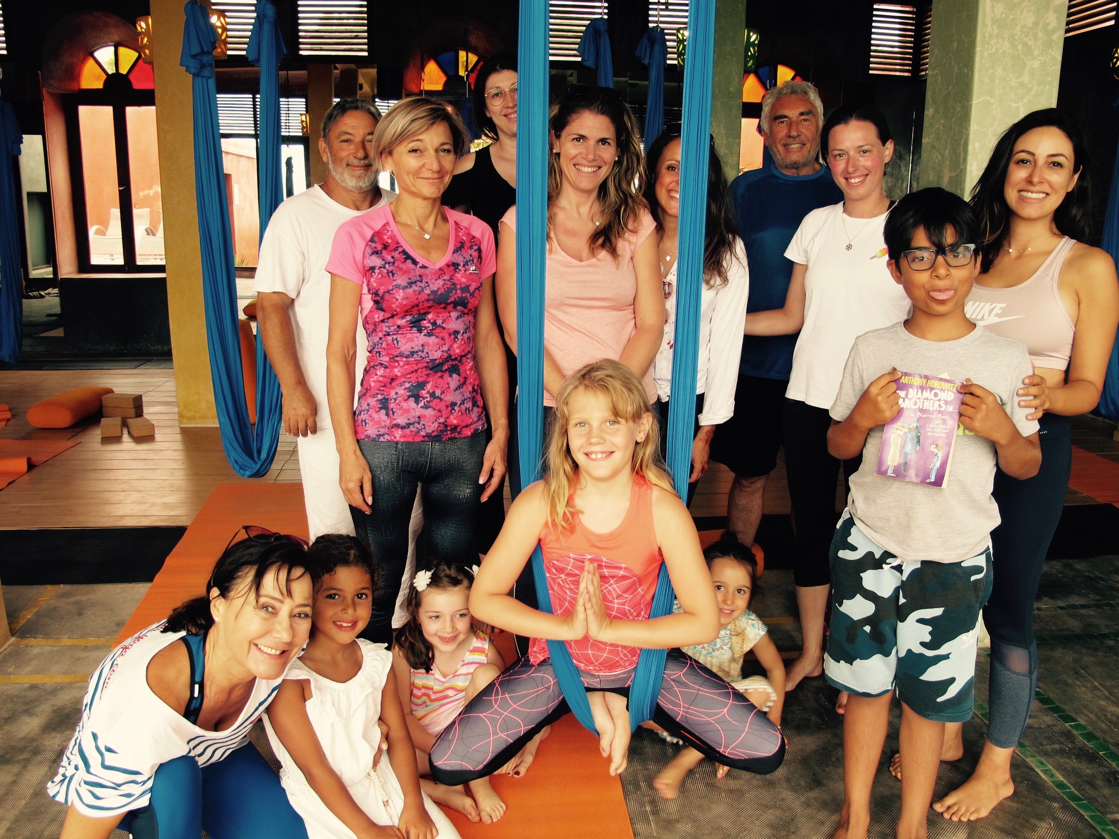 farida-bennani-cours-yoga-aerien-retraite-maroc-airyoga-massage-spa-ksarmassa-meditation-juillet-2019-parent-enfant