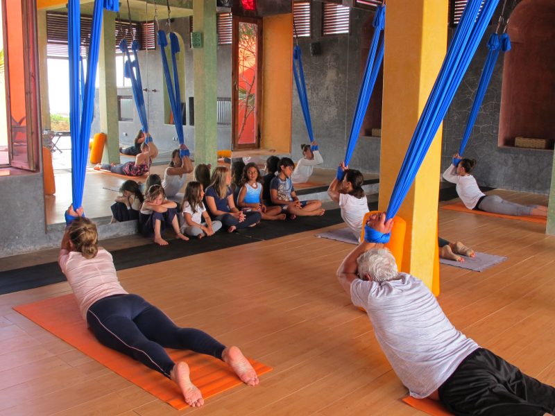 cours-yoga-aerien-retraite-maroc-airyoga-massage-spa-ksarmassa-meditation-juillet-2019-bienfait-parents-enfants