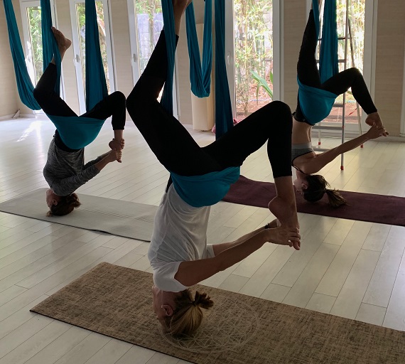 cours-yoga-aerien-retraite-maroc-airyoga-massage-spa-ksarmassa-meditation-asana-yoga-hamac-bienfait-chakra-retraite-agadir-maroc-casablanca